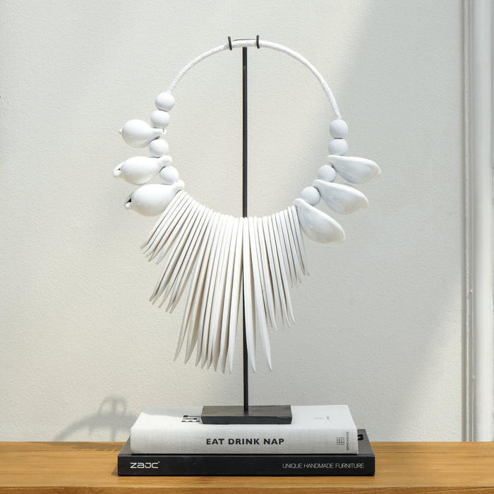 DELAHOYA NECKLACE WITH STAND- WHITE