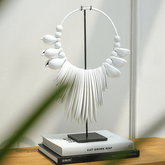 DELAHOYA NECKLACE WITH STAND- WHITE