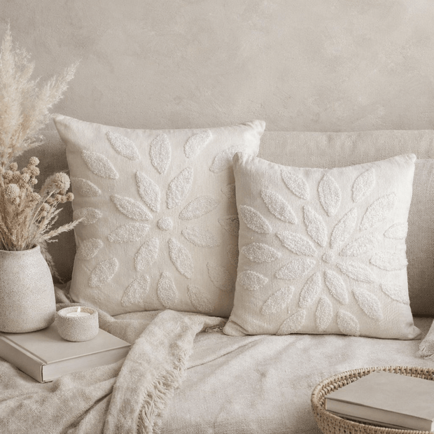 وسادة بيضاء كبيرة الأوراق