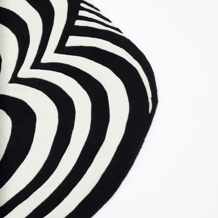 B & W ILLUSION RIPPLE RUG