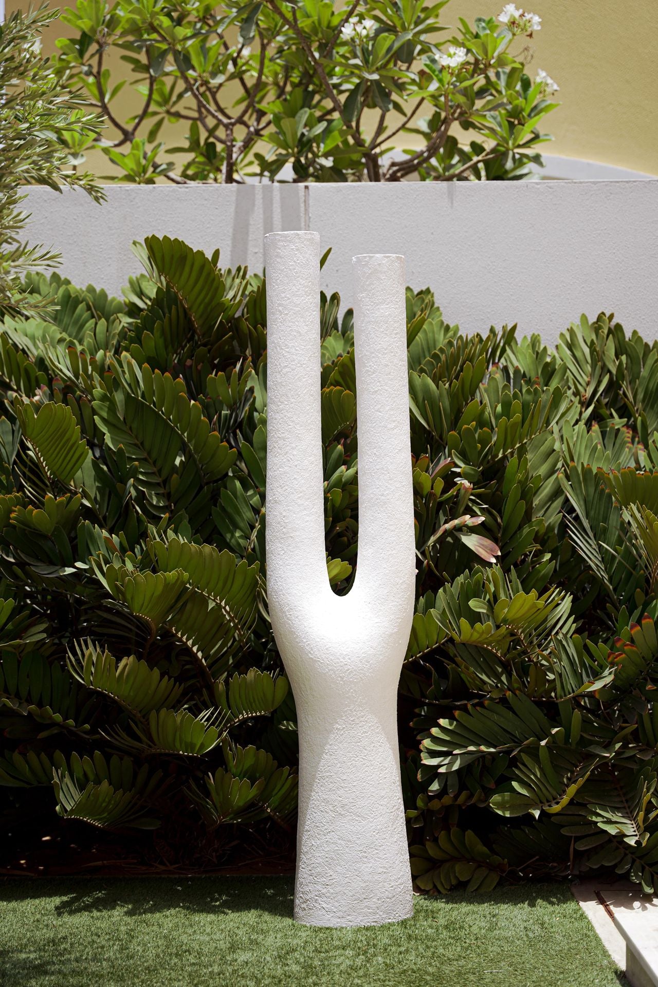 مزهرية أرضية شيفرون عاجية