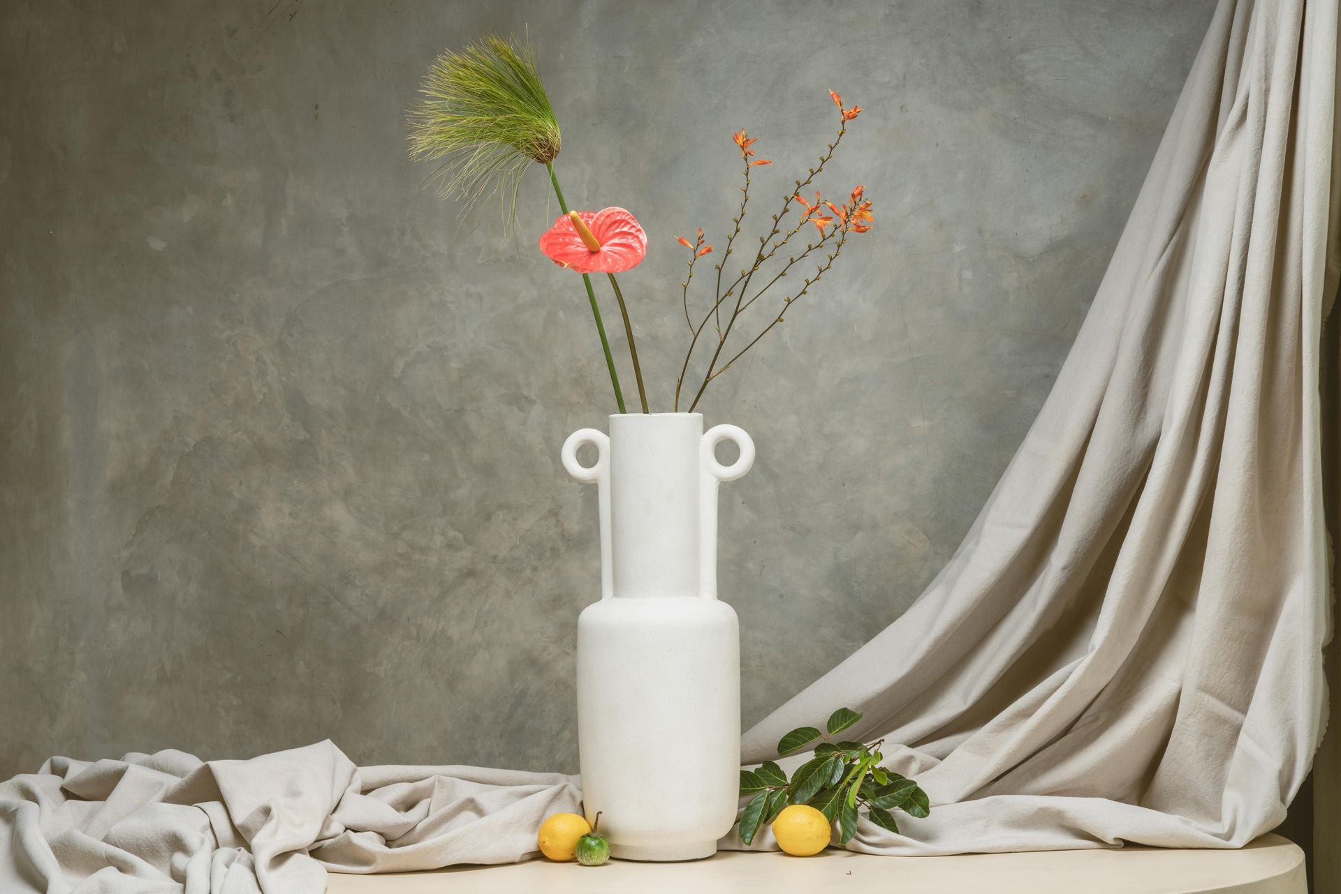 مزهرية أمفورا إسمنتية