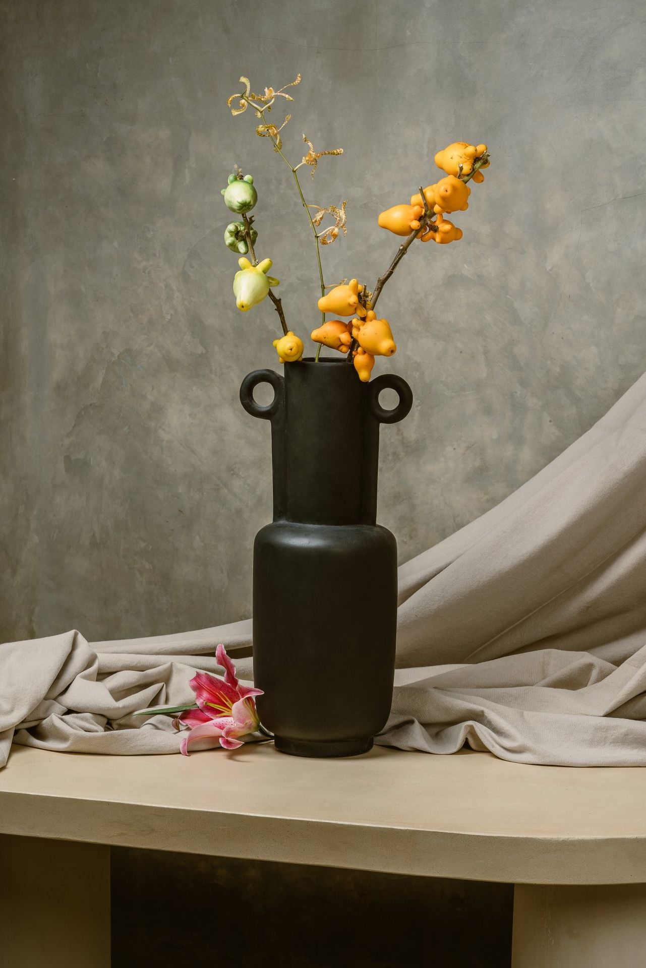 مزهرية أمفورا إسمنتية