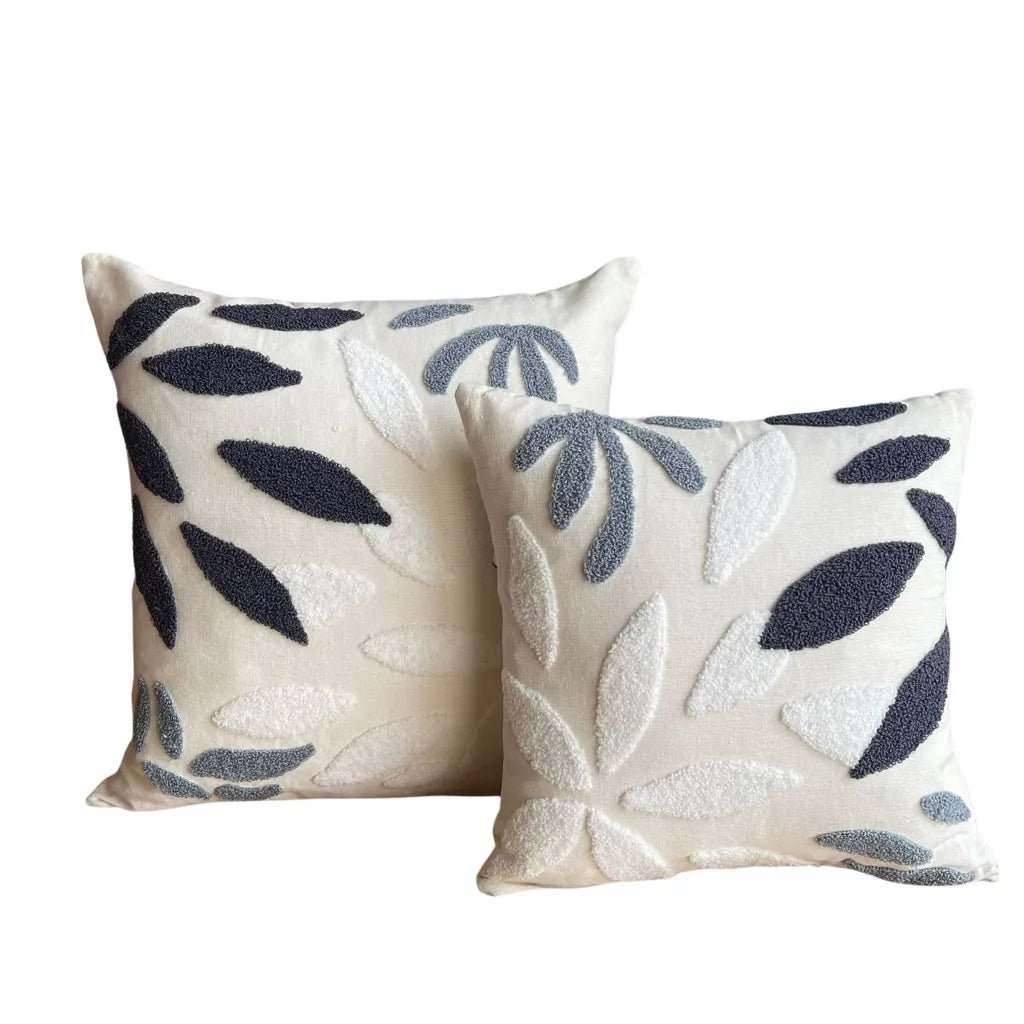 وسادة على شكل ورقة شجر باللونين الأسود والأبيض