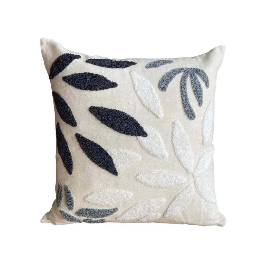 وسادة على شكل ورقة شجر باللونين الأسود والأبيض