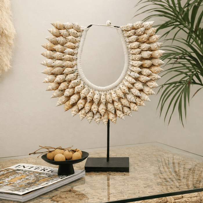 قلادة من الصدف على حامل