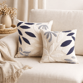 وسادة على شكل ورقة شجر باللونين الأسود والأبيض