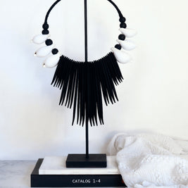 DELAHOYA NECKLACE WITH STAND-BLACK