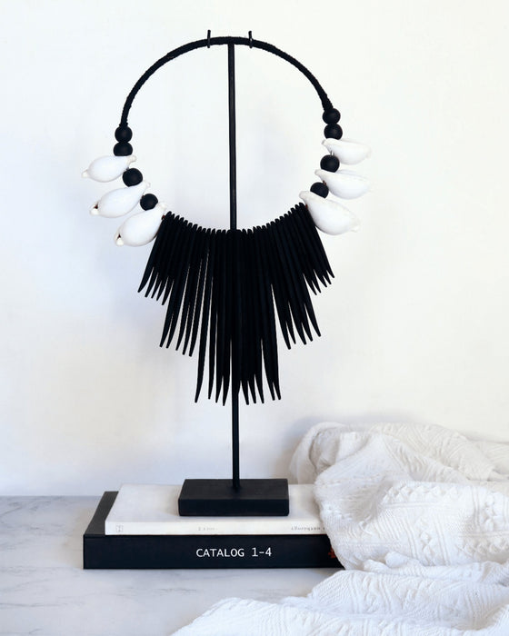 DELAHOYA NECKLACE WITH STAND-BLACK