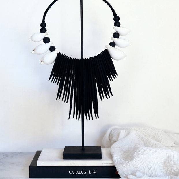DELAHOYA NECKLACE WITH STAND-BLACK