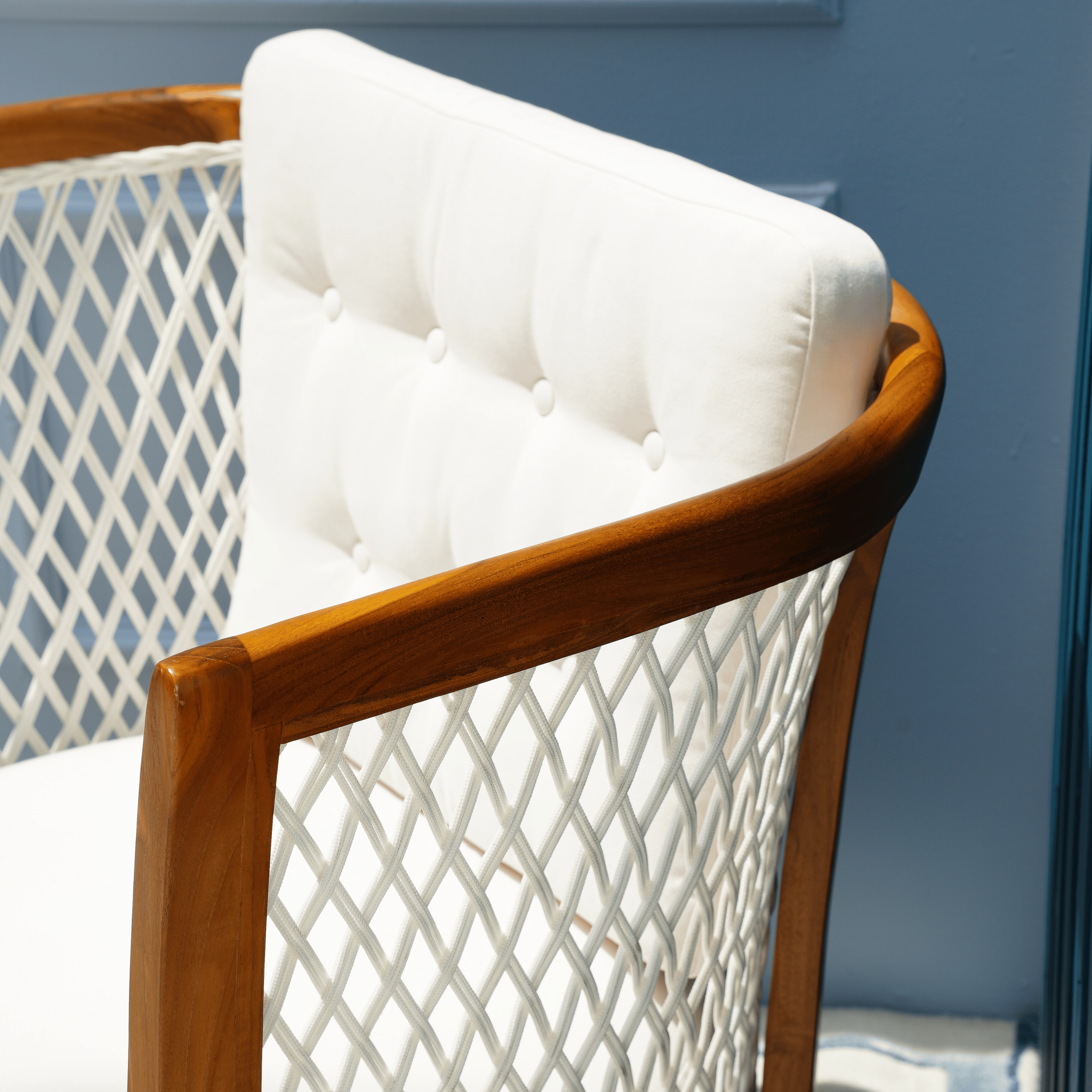 أريكة دوروثي وكرسي بذراعين