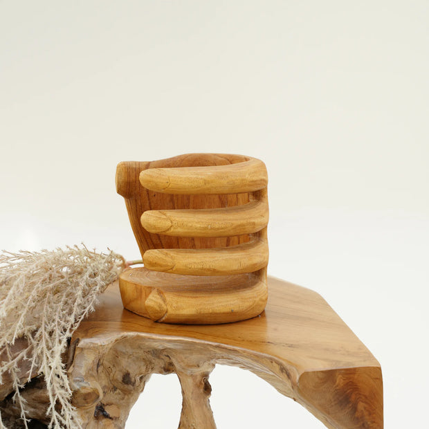 حامل زجاجة نبيذ باليد