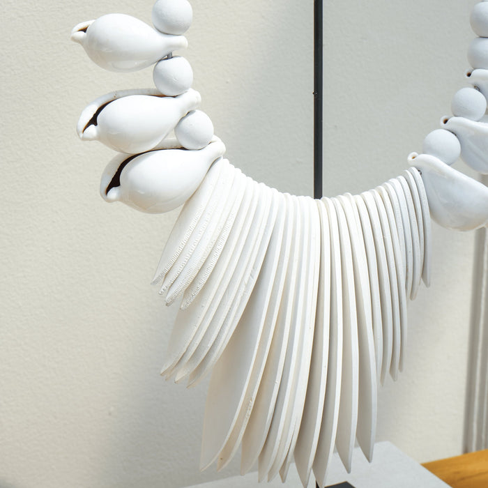 DELAHOYA NECKLACE WITH STAND- WHITE