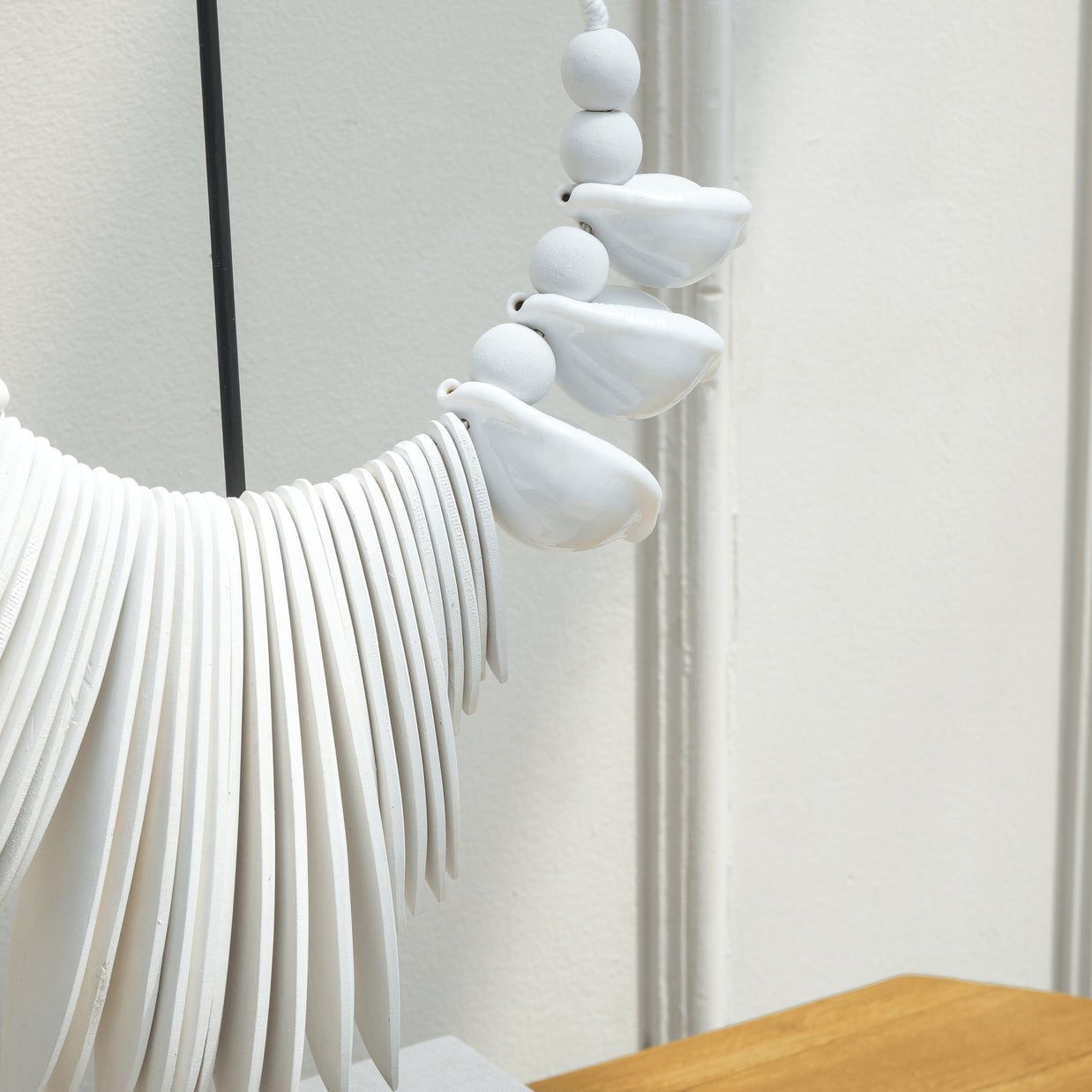 DELAHOYA NECKLACE WITH STAND- WHITE