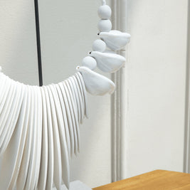 DELAHOYA NECKLACE WITH STAND- WHITE