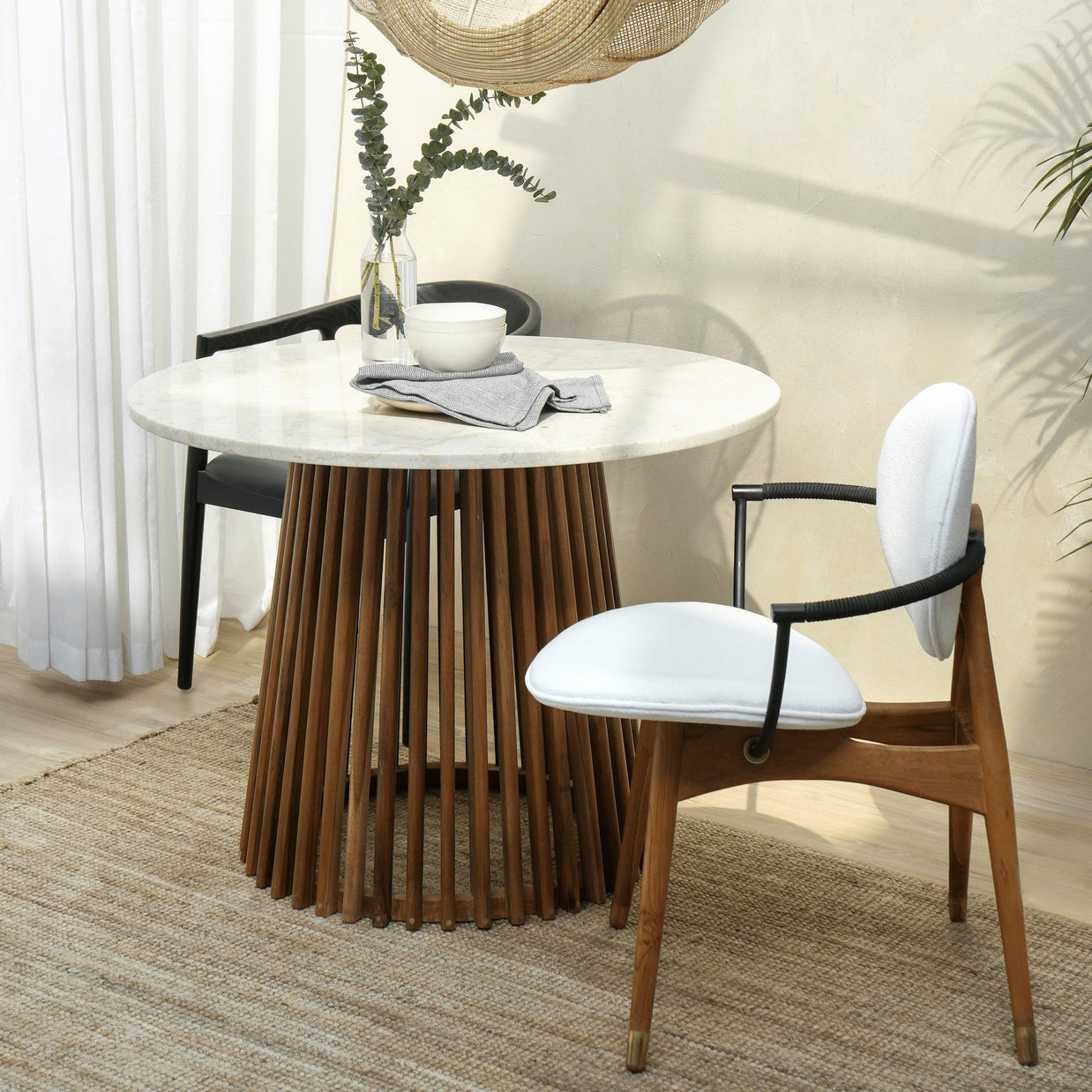 Kentana dining table marble surface detail