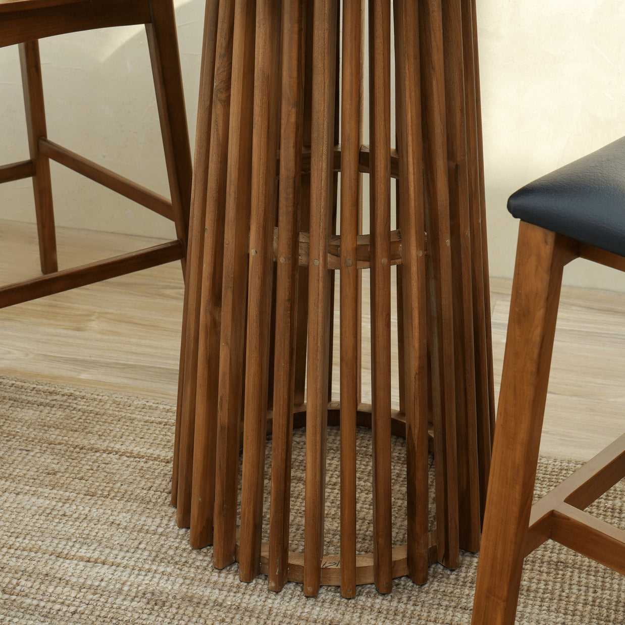 KENTANA ROUND BAR TABLE