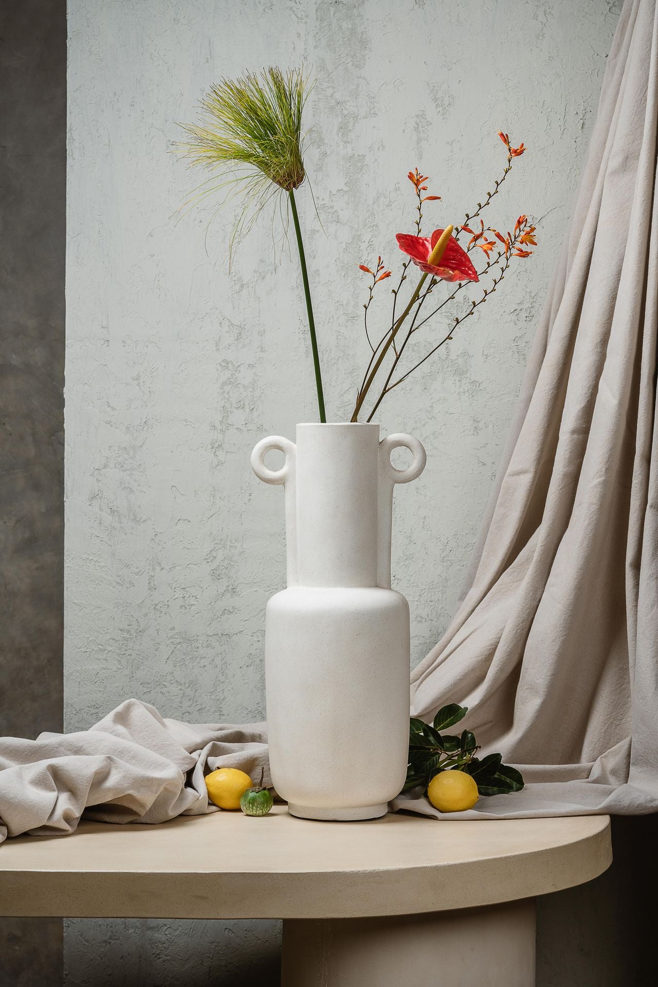 مزهرية أمفورا إسمنتية