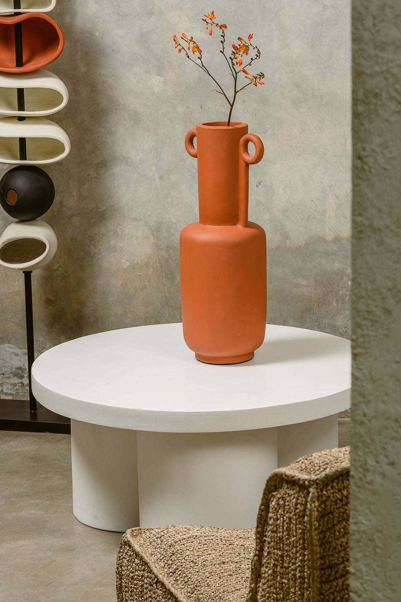 مزهرية أمفورا إسمنتية