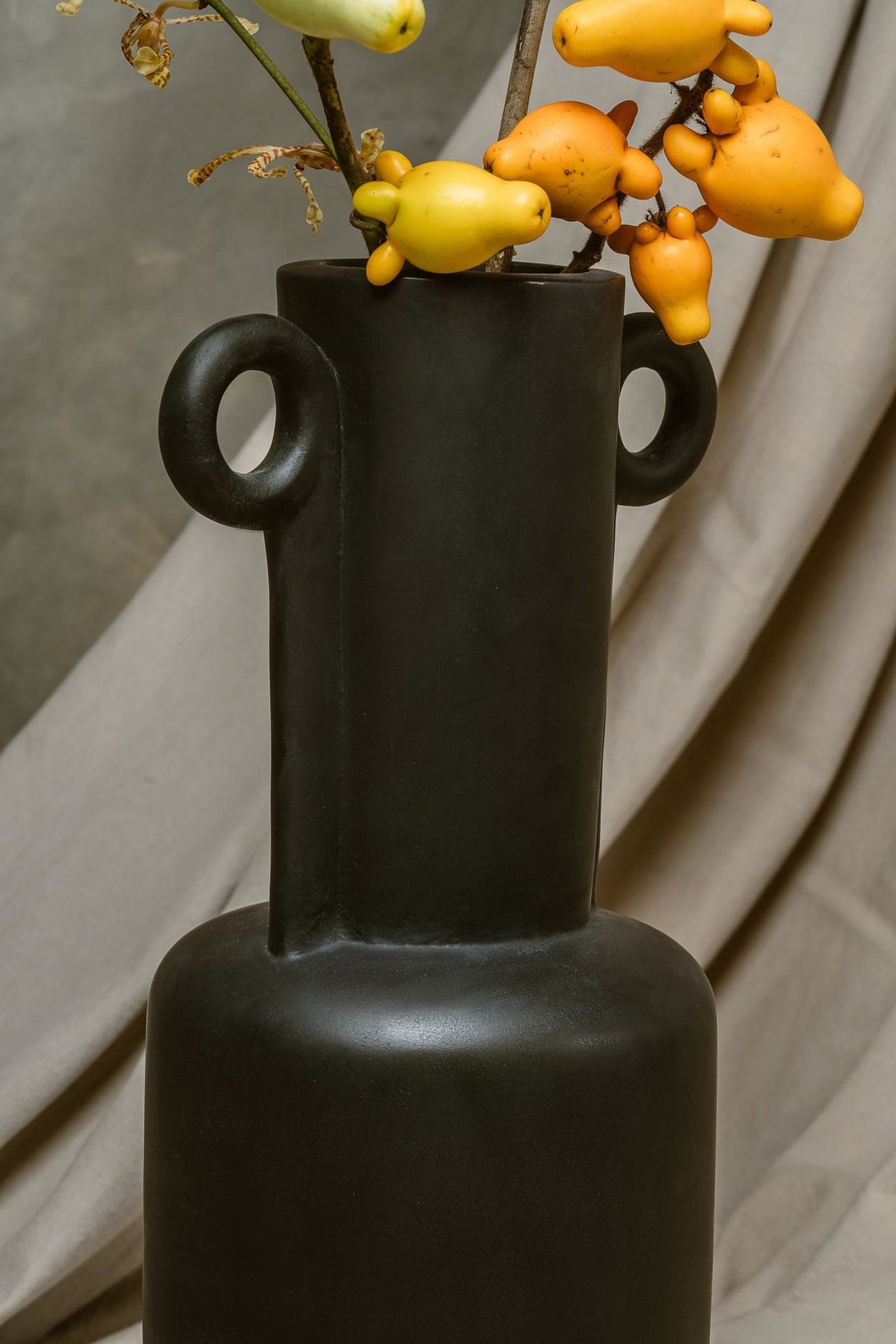 مزهرية أمفورا إسمنتية