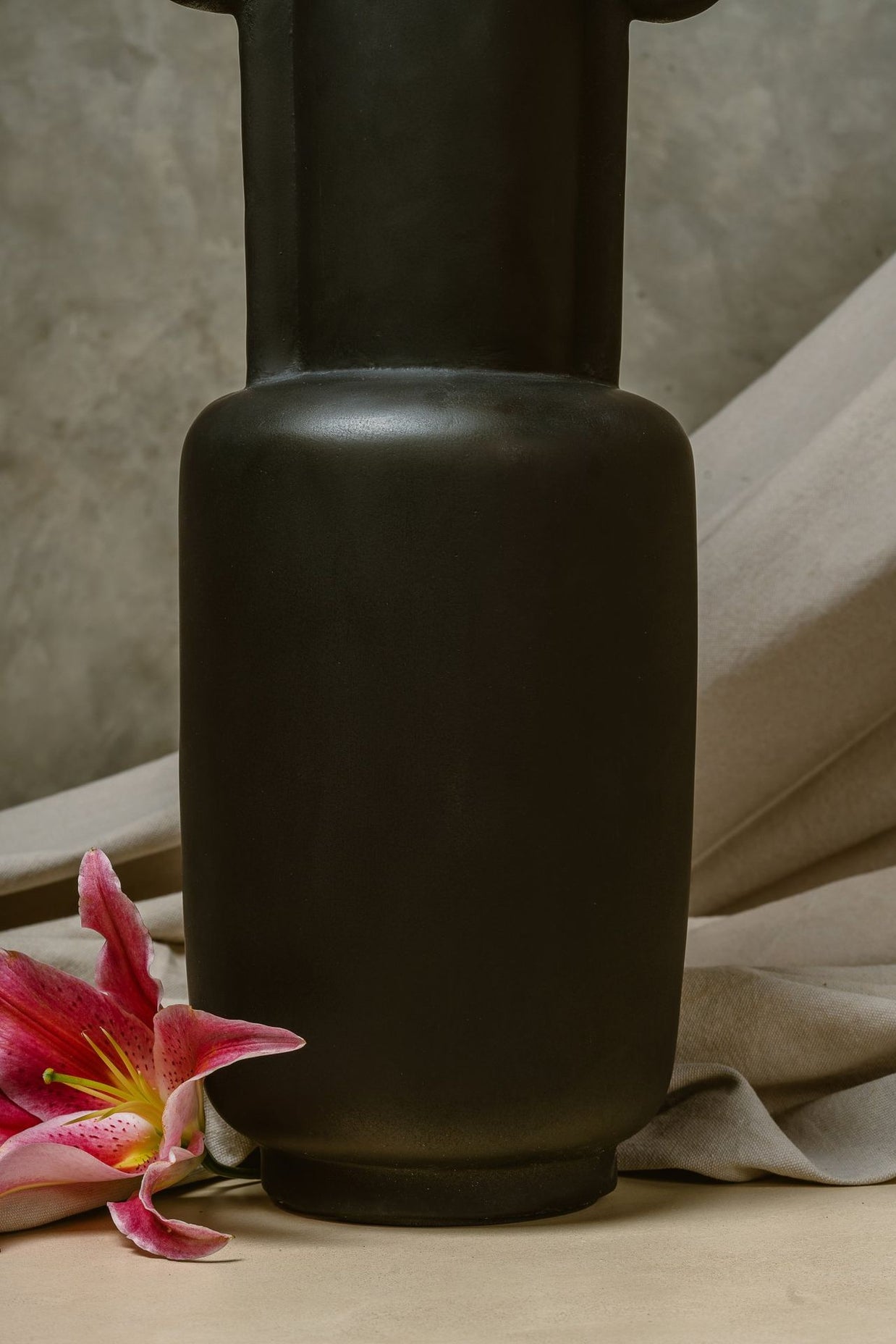 مزهرية أمفورا إسمنتية