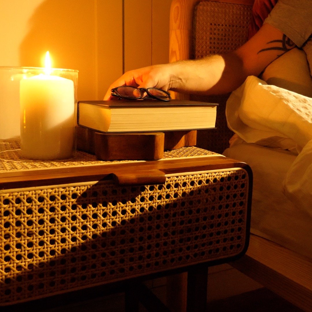 LEAN BEDSIDE TABLE/NIGHTSTAND DARK BROWN